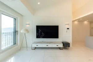 화이트 톤의 고급스러운 모던 클래식 빌라 거실